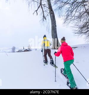 Langlauf im Winter mit Schneeschuhen Stockfoto