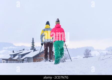 Langlauf im Winter mit Schneeschuhen Stockfoto