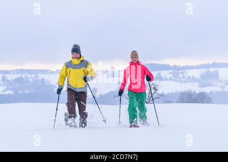 Langlauf im Winter mit Schneeschuhen Stockfoto