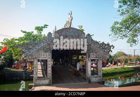 Thanh Toan Fliesenbrücke, die Stadt Hue, Vietnam Stockfoto