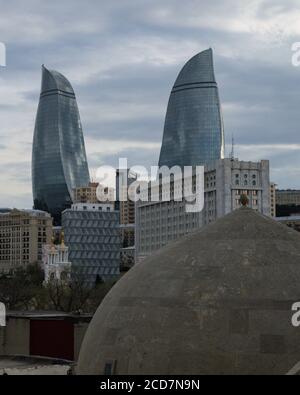 Historische Gebäude in der Altstadt von Baku mit Flame Towers Wolkenkratzern im Hintergrund, Aserbaidschan Stockfoto