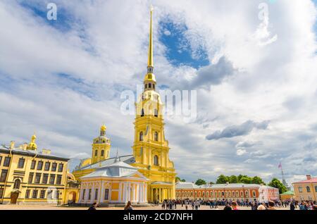 Sankt Petersburg, Russland, 5. August 2019: Heilige Peter und Paul Kathedrale Orthodoxe Kirche mit goldenem Turm in Peter und Paul Festung Zitadelle auf Zayachy Hare Insel, Leningrad Stadt Stockfoto