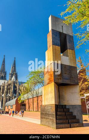 Köln, Deutschland, 23. August 2019: MA alot Denkmal Ludwig Museum von Dani Karavan und Dom Römisch-Katholische Kirche St. Peter Gotisches Gebäude, vertikale Ansicht, Nordrhein-Westfalen Stockfoto