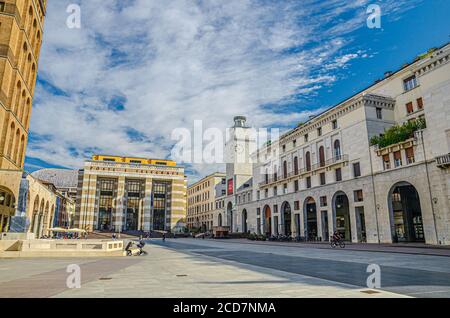 Brescia, Italien, 11. September 2019: Postgebäude, Torre della Rivoluzione Turm der Revolution auf der Piazza della Vittoria Siegesplatz Art Deco Gebäude im Rationalismus-Stil, Lombardei Stockfoto