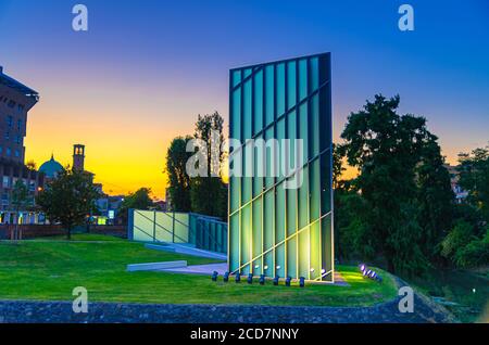 Padua, Italien, 12. September 2019: Die Memoria e Luce ist ein Denkmal für die Opfer der 9 11 Angriffe auf New York City in der Innenstadt, Erinnerung und Licht Denkmal, Dämmerung Abendansicht Stockfoto