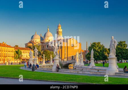 Padua, Italien, 12. September 2019: Prato della Valle Platz im historischen Stadtzentrum von Padua, elliptischer Platz mit grüner Insel, Kanal mit Statuen, Abtei Santa Giustina Kirche, Region Venetien Stockfoto