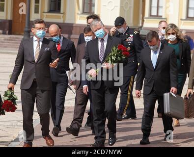 Kiew, Ukraine. August 2020. DER STELLVERTRETENDE US-Außenminister Stephen Biegun (C) und der ukrainische Außenminister Dmytro Kuleba (L) mit Gesichtsmasken nehmen an einer Blumenverlegezeremonie an der Gedenkwand ukrainischer Militärangehöriger Teil, die während des Kriegskonflikts im Osten des Landes getötet wurden. Der stellvertretende Staatssekretär Stephen Biegun ist auf einer Reise nach Vilnius, Litauen; Moskau, Russland; Kiew, Ukraine am 24. Und 27. August 2020 mit hochrangigen Regierungsvertretern zu treffen, um eine Reihe von regionalen und internationalen Fragen zu diskutieren, teilte das US-Außenministerium mit. Kredit: SOPA Images Limited/Alamy Live Nachrichten Stockfoto