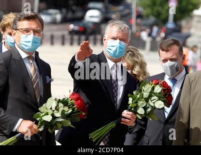 Kiew, Ukraine. August 2020. DER STELLVERTRETENDE US-Außenminister Stephen Biegun (C) und der ukrainische Außenminister Dmytro Kuleba (L) mit Gesichtsmasken nehmen an einer Blumenverlegezeremonie an der Gedenkwand ukrainischer Militärangehöriger Teil, die während des Kriegskonflikts im Osten des Landes getötet wurden. Der stellvertretende Staatssekretär Stephen Biegun ist auf einer Reise nach Vilnius, Litauen; Moskau, Russland; Kiew, Ukraine am 24. Und 27. August 2020 mit hochrangigen Regierungsvertretern zu treffen, um eine Reihe von regionalen und internationalen Fragen zu diskutieren, teilte das US-Außenministerium mit. Kredit: SOPA Images Limited/Alamy Live Nachrichten Stockfoto