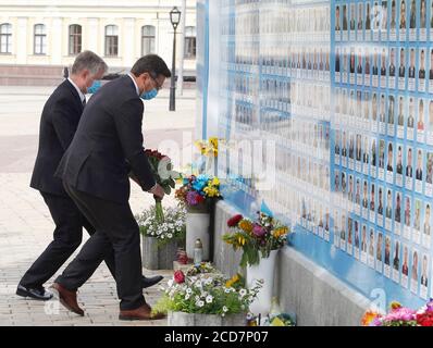 Kiew, Ukraine. August 2020. DER STELLVERTRETENDE US-Außenminister Stephen Biegun (L) und der ukrainische Außenminister Dmytro Kuleba (R) mit Gesichtsmasken nehmen an einer Blumenverlegezeremonie an der Gedenkwand ukrainischer Militärangehöriger Teil, die während des Kriegskonflikts im Osten des Landes getötet wurden. Der stellvertretende Staatssekretär Stephen Biegun ist auf einer Reise nach Vilnius, Litauen; Moskau, Russland; Kiew, Ukraine am 24. Und 27. August 2020 mit hochrangigen Regierungsvertretern zu treffen, um eine Reihe von regionalen und internationalen Fragen zu diskutieren, teilte das US-Außenministerium mit. Kredit: SOPA Images Limited/Alamy Live Nachrichten Stockfoto