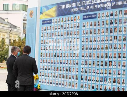 Kiew, Ukraine. August 2020. DER STELLVERTRETENDE US-Außenminister Stephen Biegun (L) und der ukrainische Außenminister Dmytro Kuleba (R) mit Gesichtsmasken nehmen an einer Blumenverlegezeremonie an der Gedenkwand ukrainischer Militärangehöriger Teil, die während des Kriegskonflikts im Osten des Landes getötet wurden. Der stellvertretende Staatssekretär Stephen Biegun ist auf einer Reise nach Vilnius, Litauen; Moskau, Russland; Kiew, Ukraine am 24. Und 27. August 2020 mit hochrangigen Regierungsvertretern zu treffen, um eine Reihe von regionalen und internationalen Fragen zu diskutieren, teilte das US-Außenministerium mit. Kredit: SOPA Images Limited/Alamy Live Nachrichten Stockfoto