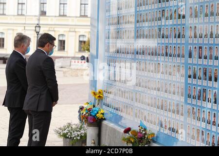 Kiew, Ukraine. August 2020. DER STELLVERTRETENDE US-Außenminister Stephen Biegun (R) und der ukrainische Außenminister Dmytro Kuleba (L) mit Gesichtsmasken nehmen an einer Blumenverlegezeremonie an der Gedenkwand ukrainischer Militärangehöriger Teil, die während des Kriegskonflikts im Osten des Landes getötet wurden. Der stellvertretende Staatssekretär Stephen Biegun ist auf einer Reise nach Vilnius, Litauen; Moskau, Russland; Kiew, Ukraine am 24. Und 27. August 2020 mit hochrangigen Regierungsvertretern zu treffen, um eine Reihe von regionalen und internationalen Fragen zu diskutieren, teilte das US-Außenministerium mit. Kredit: SOPA Images Limited/Alamy Live Nachrichten Stockfoto