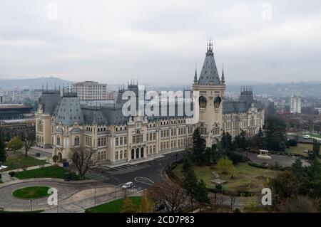 Iasi, Rumänien - 11.11.2019: Der Iasi-Kulturpalast an einem düsteren Herbstmorgen Stockfoto