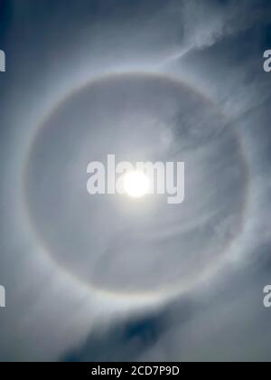 Runde 22 Grad Halo um die Sonne am Mittag Stockfoto