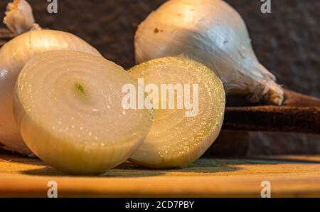 Zwiebelknollen (Allium cepa). Kulinarische Zutat. Gemüse zum Würzen und Würzen. Zwiebeln sind voller Antioxidantien und können roh verzehrt werden Stockfoto
