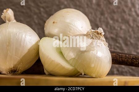 Zwiebelknollen (Allium cepa). Kulinarische Zutat. Gemüse zum Würzen und Würzen. Zwiebeln sind voller Antioxidantien und können roh verzehrt werden Stockfoto