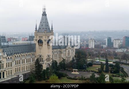 Iasi, Rumänien - 11.11.2019: Der Kulturpalast mit der Stadt im Hintergrund Stockfoto