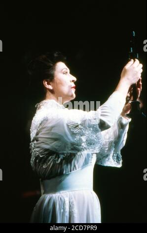 Aufführung Theaterstück 'Maria Stuart' von Friedrich Schiller im Schauspielhaus Hamburg 1990, Mitwirkende: Eva Mattes Stockfoto