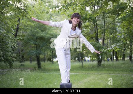 Frau läuft auf Holzbalken in der Schweiz. Stockfoto