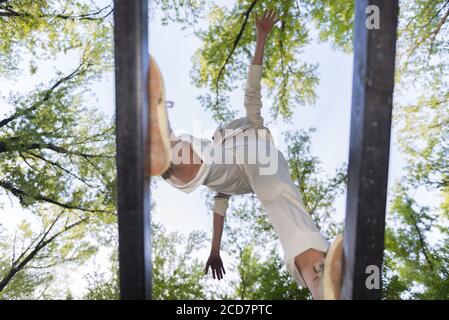 Frau läuft auf Holzbalken in der Schweiz. Stockfoto