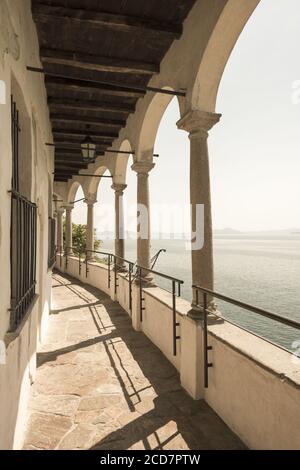 Eremo di santa caterina del sasso und Lago Maggiore in der Lombardei, Italien. Stockfoto