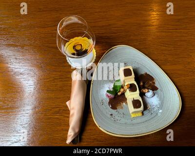 Modernes Design, ein Tiramisu und Glas mit Schnaps. Stockfoto