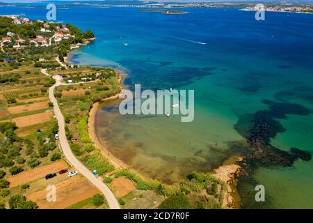 Luftaufnahme eines Strandes und des Meeres auf der Insel Pasman, Kroatien Stockfoto