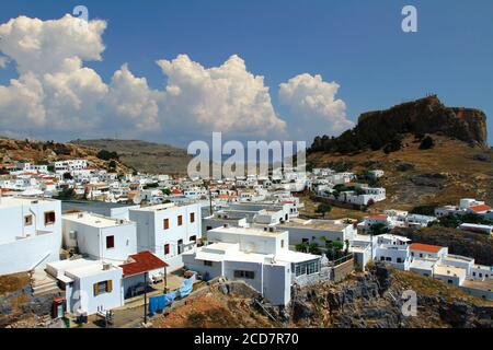 Lindos mit dem Schloss oben auf der griechischen Insel Rhodos. Rhodos Insel - berühmt für historische Wahrzeichen und schöne Strände .Griechenland Stockfoto