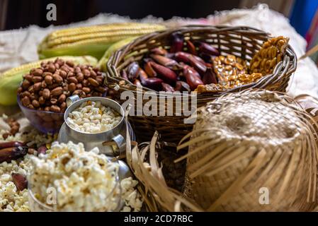 Typische Speisen. Juni und Julian Festivals. Popcorn, Pinienkerne, grüner Mais und Erdnüsse. Kulinarische Köstlichkeiten. Johannistag. Oder der Tag der Freimaurer Stockfoto