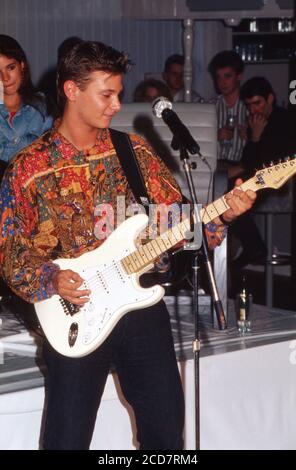 Tele 5 Talkshow, Talkshow-Reihe, Sendung vom 24. Juni 1990, Talkgast Schauspieler und Musiker Fabian Harloff mit Fender Gitarre Stockfoto