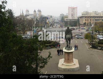 Iasi, Rumänien - 11.11.2019: Statue von Stefan dem Großen und der Stadt im Hintergrund Stockfoto
