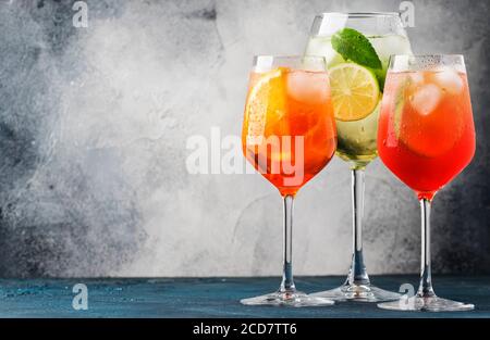 Set von italienischen alkoholischen Cocktails im Sommer, aperol Spritz, martini royale, Campari Tonic mit Bitter und Prosecco in Weingläsern. Nahaufnahme, se Stockfoto