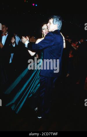 Fernsehmoderator Alexander Niemetz und Ehefrau Cordula tanzen auf dem Frankfurter Opernball, Deutschland 1994. Stockfoto