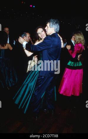 Fernsehmoderator Alexander Niemetz und Ehefrau Cordula tanzen auf dem Frankfurter Opernball, Deutschland 1994. Stockfoto