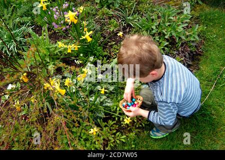Ostereiersuche im Garten Großbritannien Stockfoto