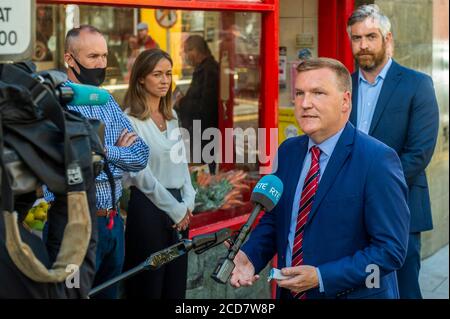 Bantry, West Cork, Irland. August 2020. Der Minister für öffentliche Ausgaben, Michael McGrath TD (FF), besuchte heute Bantry, um sich die durch den Sturm Francis verursachten Schäden anzusehen. Minister McGrath spricht mit RTE. Quelle: AG News/Alamy Live News Stockfoto