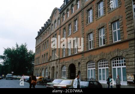 Spaziergang um die Gebäude der Universität in Hamburg, Deutschland 1988. Stockfoto