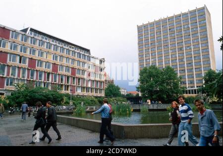 Spaziergang um die Gebäude der Universität in Hamburg, hier Studenten auf dem Weg zu ihren Vorlesungen, Deutschland 1988. Stockfoto