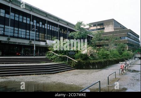 Spaziergang um die Gebäude der Universität in Hamburg, hier die Carl von Ossietzky Staats- und Universitätsbibliothek, Deutschland 1988. Stockfoto