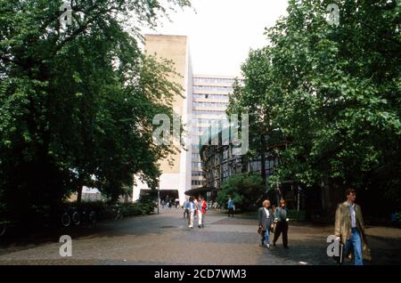 Spaziergang um die Gebäude der Universität in Hamburg, hier Studenten auf dem Weg zu ihren Vorlesungen, Deutschland 1988. Stockfoto