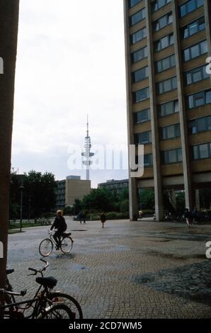 Spaziergang um die Gebäude der Universität in Hamburg, hier mit Blick auf den Fernsehturm durch Gebäudefluchten, Deutschland 1988. Stockfoto