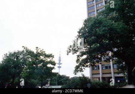 Spaziergang um die Gebäude der Universität in Hamburg, hier mit Blick auf den Fernsehturm durch Bäume, Deutschland 1988. Stockfoto