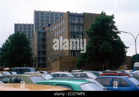 Spaziergang um die Gebäude der Universität in Hamburg, Deutschland 1988. Stockfoto