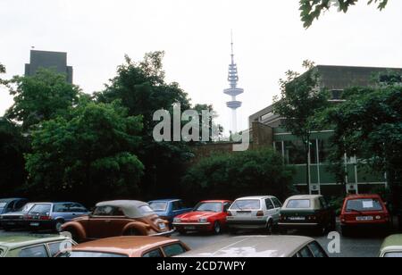 Spaziergang um die Gebäude der Universität in Hamburg, hier Parkplatz mit Blick auf den Fernsehturm, Deutschland 1988. Stockfoto