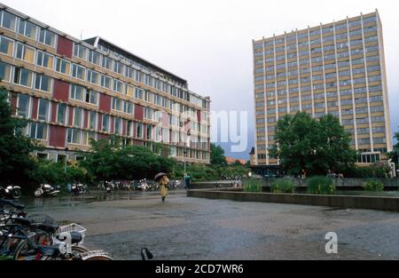 Spaziergang um die Gebäude der Universität in Hamburg, Deutschland 1988. Stockfoto