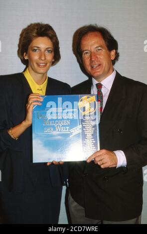 Andrea Wittkuhn und Max Schautzer präsentieren das Album 'die schönsten Melodien der Welt' beim Hanseatischen Buffet, einer PR-Veranstaltung des NDR in Hamburg, Deutschland 1989. Stockfoto