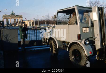 Bildbericht: Berlin kurz nach dem Fall der Mauer, hier ein NVA-Gabelstapler vor dem Brandenburger Tor, Deutschland, Dezember 1989. Stockfoto