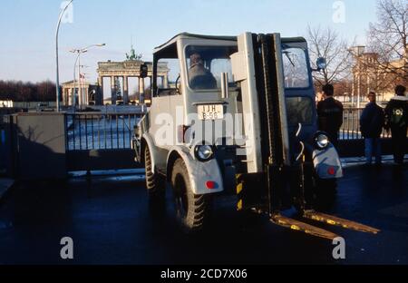 Bildbericht: Berlin kurz nach dem Fall der Mauer, hier ein NVA-Gabelstapler vor dem Brandenburger Tor, Deutschland, Dezember 1989. Stockfoto