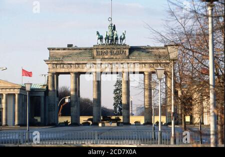 Bildbericht: Berlin kurz nach dem Fall der Mauer, hier der Blick auf das Brandenburger Tor, Deutschland, Dezember 1989. Stockfoto