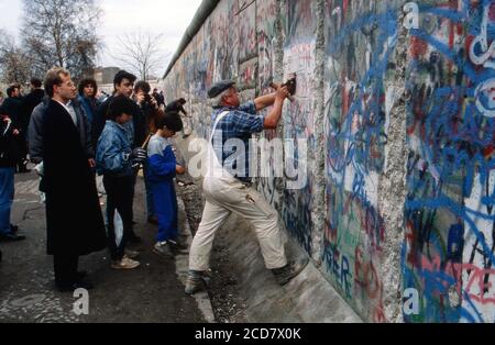 Bildbericht: Berlin kurz nach dem Fall der Mauer, hier hauen sich 'mauerspechte' Stücke aus der nutzlos gewählten Berliner Mauer, Deutschland, Dezember 1989. Stockfoto