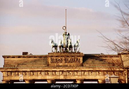 Bildbericht: Berlin kurz nach dem Fall der Mauer, hier der Blick auf die Quadriga auf dem Brandenburger Tor, Deutschland, Dezember 1989. Stockfoto